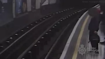 В Лондоне толкнули под поезд 91-летнего бывшего главу Евротоннеля