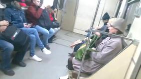 Женщина вызвала полицию в вагон метро из-за девушки с музыкой в наушниках