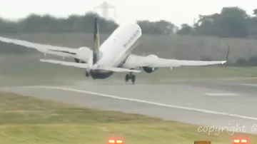 Экстремальный взлет самолета при мощном шторме