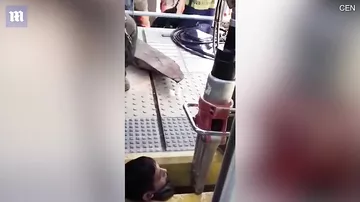 Metroda DƏHŞƏTLİ ANLAR: 20 yaşlı oğlanın başı… - QORXUNC GÖRÜNTÜLƏR