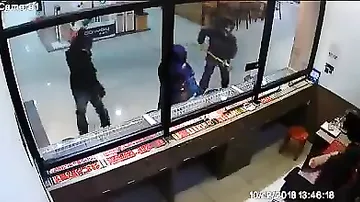 Работницы ювелирного магазина, не стали дожидаться, когда грабители разобьют витрину кувалдой