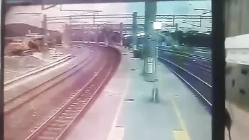 Крушение поезда на Тайване попало на камеры