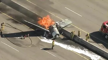 В Калифорнии на шоссе рухнул самолёт времён Второй мировой войны