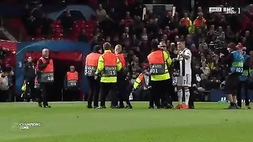 Роналду сделал селфи с фанатом во время матча