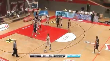 Баскетболист нокаутировал соперника за заброшенный мяч