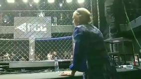 Мать проигравшего бойца MMA выругалась на судью