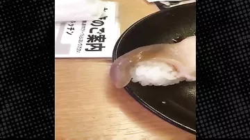 Restoranda masaya gətirilən suşi canlandı