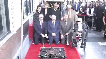 Майкл Дуглас с улыбкой принял звезду на "Аллее славы"