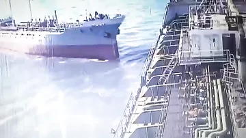 Нефтяной танкер врезался в два судна в порту на Тайване