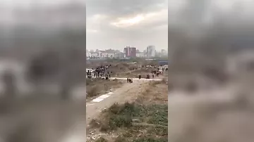 Меткий пиротехник завалил экскаватор на стройплощадке