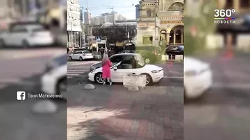 В центре Киева блондинка разбила топором Porsche