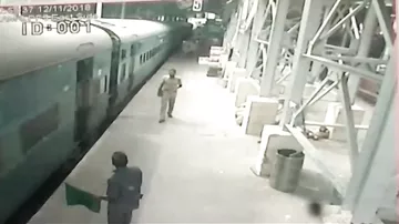 Полицейский спас жизнь женщине, опоздавшей на поезд в Индии