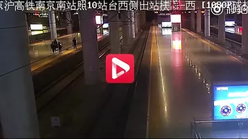 Китаянка проверила чувства своего парня и в шутку спрыгнула на рельсы перед поездом