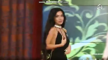 ATV-də efirə yarıçılpaq çıxan qız tənqid edildi