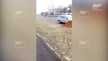 В Москве водитель КамАЗа засыпал автомобиль ГИБДД песком