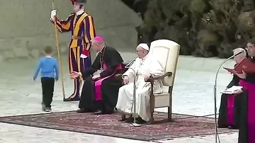 Papanın çıxışı zamanı lal uşaq səhnəyə çıxdı - "Buraxın, oynasın"