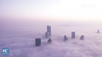 Полностью окутанный туманом китайский город показали на видео