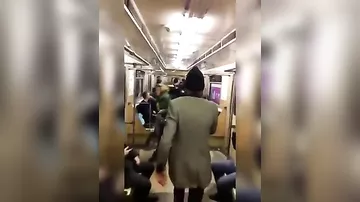 Bakı metrosunda qızlar oğlana sataşdı, dava düşdü