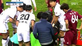 Cənubi Koreyada futbolçu oyun zamanı yıxılaraq boynunu qırıb