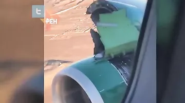 Пассажирский самолет начал разваливаться прямо в воздухе