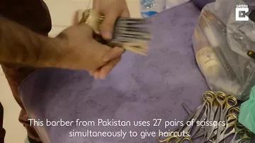 Пакистанский парикмахер обслуживает клиентов, используя 27 пар ножниц одновременно