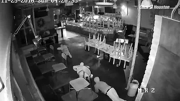 Грабители протерли собой пол в закусочной, чтобы не засветить лица на камеры