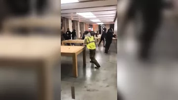 Во Франции толпа протестующих ограбила Apple Store