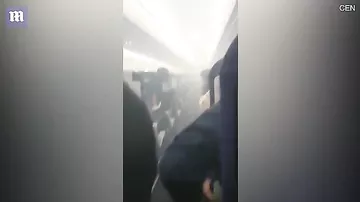Дым в самолете вызвал панику и заставил пассажиров повыпрыгивать из лайнера