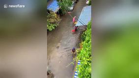 Наводнение принесло людям не только неприятности, но и азартную рыбалку