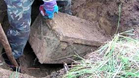 Во время раскопок археологи нашли покрытый грязью ящик. Лучше бы они его не открывали