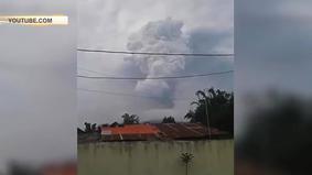 Мощнейшее извержение вулкана в Индонезии сняли на камеры