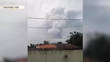 Мощнейшее извержение вулкана в Индонезии сняли на камеры