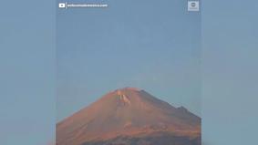Момент извержения вулкана Попокатепетль в Мексике попал на