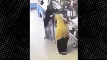 Yaşlı qadınların marketin kamerasına düşən görüntüləri rekord qırır