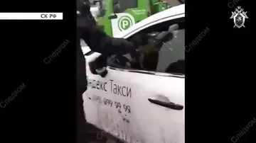 Водитель такси зажал стеклом полицейского и протащил по дороге в Москве