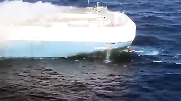Sakit okeanda 3800 ədəd avtomobil daşıyan gəmi yana-yana gedir