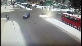 В Ярославле машина отлетела от автобуса на тротуар и сбила людей