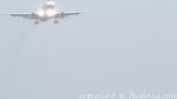 Посадка крупнейшего авиалайнера при сильном ветре попала на камеры