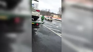 В Москве водитель совершил "побег" на машине с эвакуатора