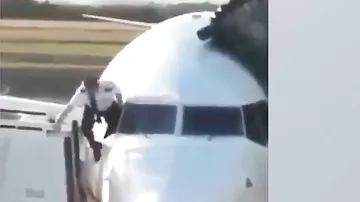 Забывший ключи пилот залез в самолет через окно и попал на камеры