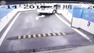 Водитель, сдавая задним ходом, виртуозно совершил «параллельную парковку»