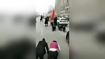 Сотрудников китайской компании заставили ползать по улице в качестве наказания