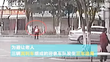 Свадебный кортеж из трёх «Бентли» попал в ДТП из-за женщины пешехода в Китае