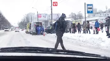 В Петербурге машина протаранила людей на остановке