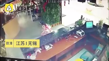 Китайский солдат успел поймать ребёнка упавшего с эскалатора