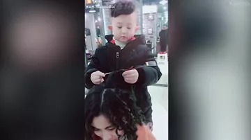 Шестилетний ребенок стал парикмахером и прославился