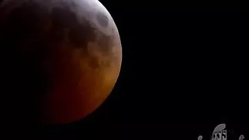 Метеорит врезается в «кровавую» Луну