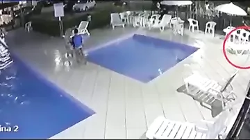Охранник спас мальчика, чуть не утонувшего в бассейне