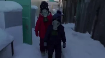 В Сибае дети из-за смога играют на улице в противогазах