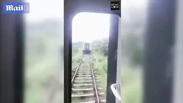Два вагона с пассажирами догнали состав в Шри-Ланке